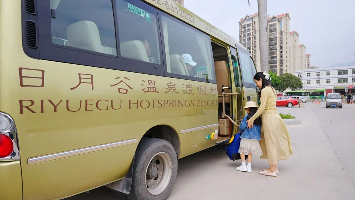 Shuttle bus service operating at Riyuegu Hotsprings.